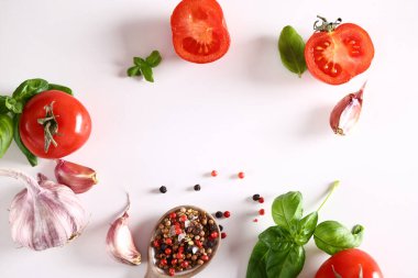 Beyaz arka planda taze sarımsaklı otlarla besin kaynağı