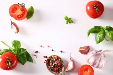 Beyaz arka planda taze sarımsaklı otlarla besin kaynağı