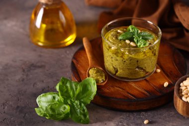 organik yeşil pesto sosu, sağlıklı yemek.
