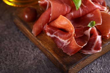 Tahta üzerinde doğal organik jambon prosciutto.