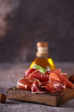 Tahta üzerinde doğal organik jambon prosciutto.