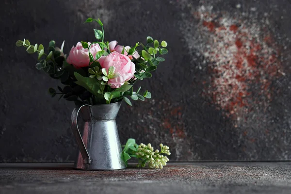Bukiet Kwiatów Wiklinowym Koszu Wystrój — Zdjęcie stockowe