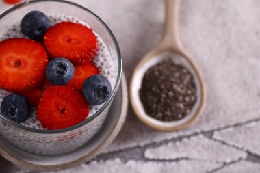 taze dutlu chia pudingi, sağlıklı yiyecek.