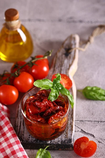 橄榄油开胃菜中的有机晒干西红柿 — 图库照片