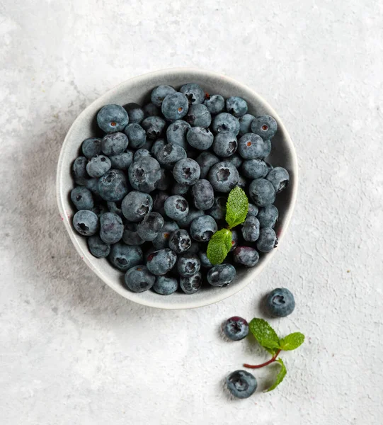 Fresh Ripe Blueberries Gray Plate Light Gray Background Top View — Stock Photo, Image