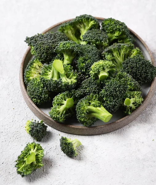 Fresh Broccoli Vegetables Gray Plate Light Gray Background Top View — Stock Photo, Image