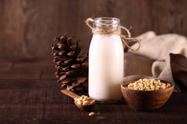 Tahta bir masada doğal organik sedir sütü.