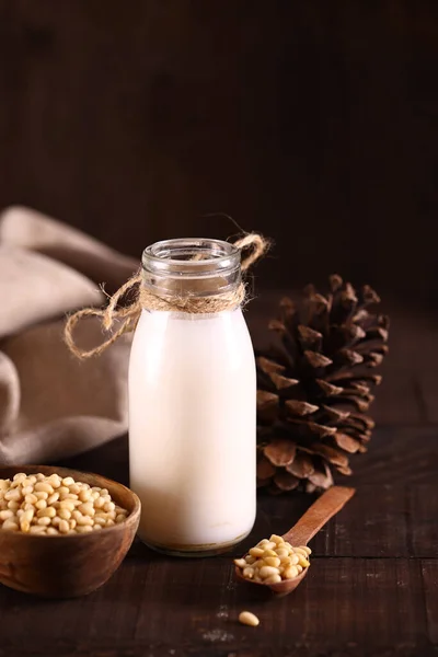 Naturalne Organiczne Mleko Cedrowe Drewnianym Stole — Zdjęcie stockowe