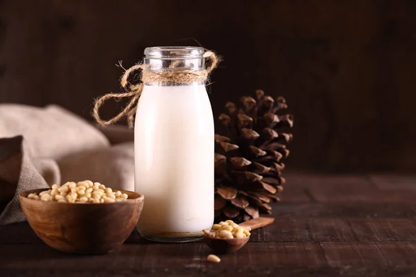 Naturalne Organiczne Mleko Cedrowe Drewnianym Stole — Zdjęcie stockowe