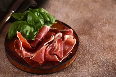 organik parma jambonu ahşap bir tahtada kurutulmuş jamon.