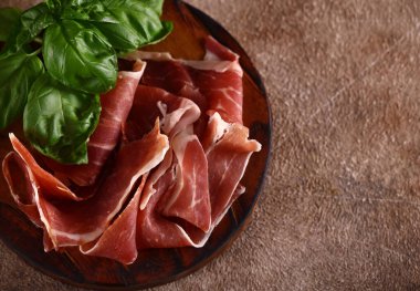 organik parma jambonu ahşap bir tahtada kurutulmuş jamon.