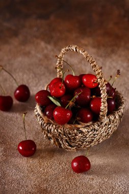 Olgun, sulu organik kirazlar sepette