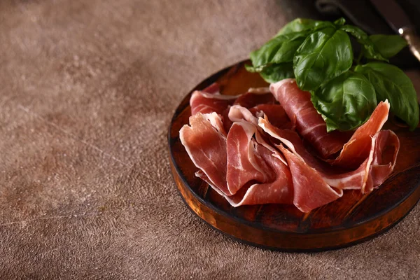 organik parma jambonu ahşap bir tahtada kurutulmuş jamon.