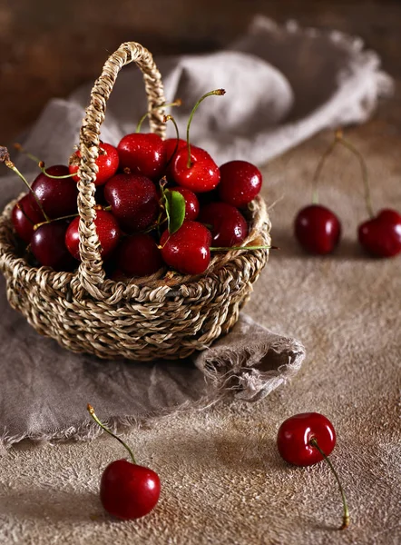 Olgun, sulu organik kirazlar sepette