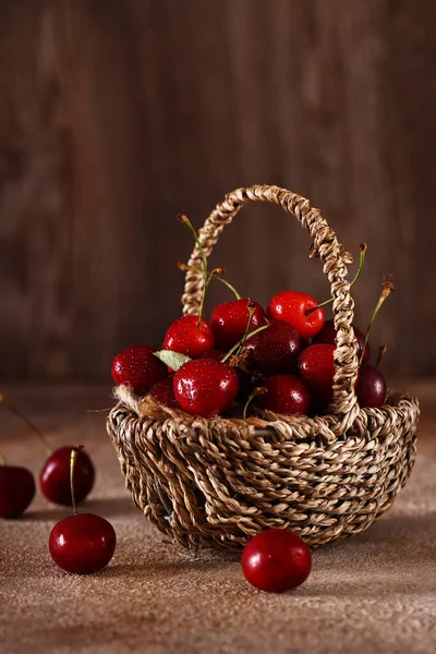 Olgun, sulu organik kirazlar sepette