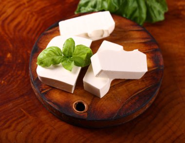 Tahtada yumuşak feta peyniri
