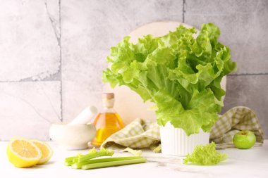 taze organik kereviz ve elma püresi sağlıklı yiyecekler.