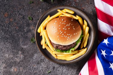 4 Temmuz bayramı, hamburger ve sosisli piknik.