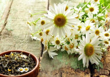 organik, sağlıklı papatya çayı ahşap masada.