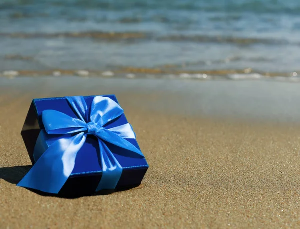 Подарок Коробке Берегу Пляже — стоковое фото