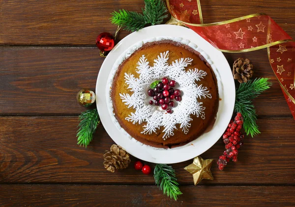 クリスマスケーキお祝いの皿の上のクリスマス皿 — ストック写真