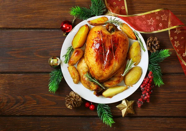 Sült Csirke Ünnepi Karácsonyi Étel Egy Tányéron — Stock Fotó