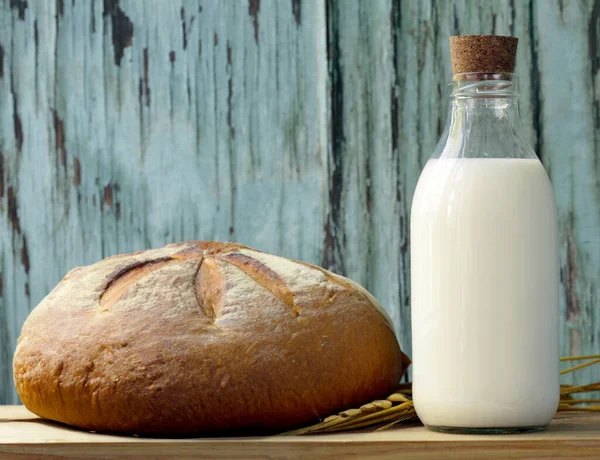 Frisches Bio Brot Auf Holztisch — Stockfoto