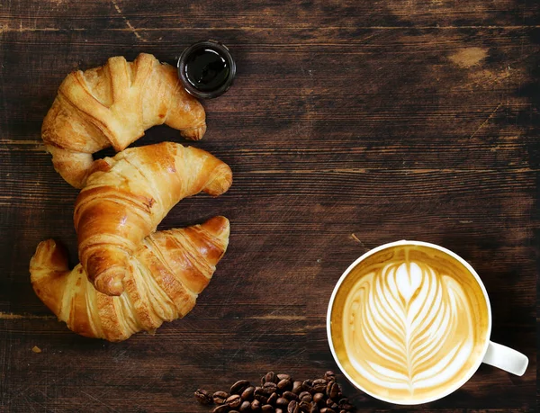 朝ごはん用のフレッシュクロワッサン入りの香り高いコーヒー — ストック写真