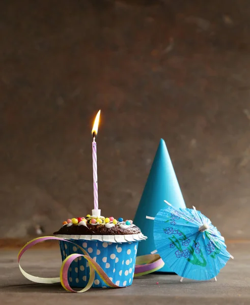 燃えるキャンドルでお祝いのカップケーキ — ストック写真