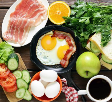 Fasulye ve pastırmalı Amerikan kahvaltısı.