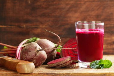 taze organik pancar suyu masada.