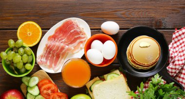 Fasulye ve pastırmalı Amerikan kahvaltısı.