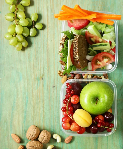 健康食品学校午餐盒 有水果 蔬菜和三明治 — 图库照片