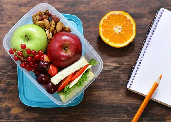 健康食品学校午餐盒 有水果 蔬菜和三明治 — 图库照片