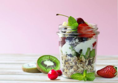 Kahvaltıyı böğürtlenli ve süper yiyecekli sağlıklı yemek