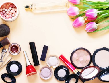 Makyaj seti gölgeler ruj lekeleri, makyaj fırçaları.