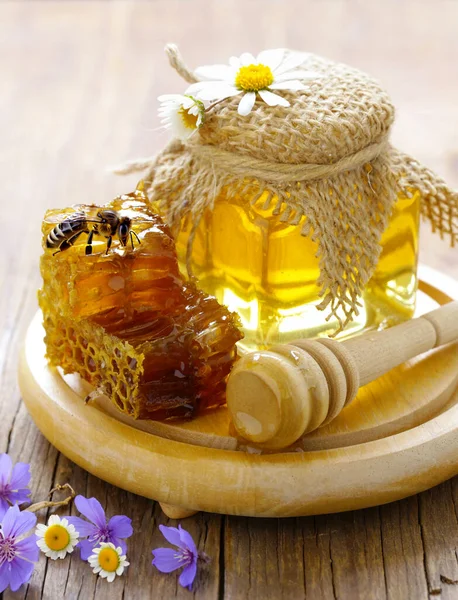 天然有机花卉蜂蜜蜂窝 — 图库照片