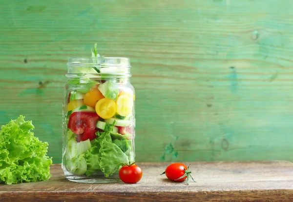 Verse Salade Een Pot Met Tomaten Sla — Stockfoto