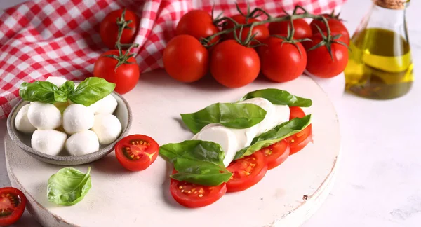 Mejeriprodukter Mozzarella Ost Med Tomater Och Basilika — Stockfoto