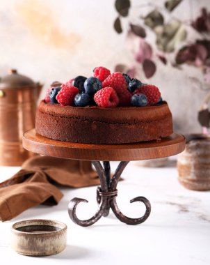 Taze böğürtlenli çikolatalı pasta