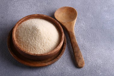 Masadaki ahşap kasede irmik, sağlıklı yiyecekler.