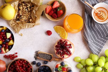 Sağlıklı kahvaltıyı böğürtlen, meyve, chia pudingi ve granola ile hazırla.