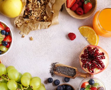 Sağlıklı kahvaltıyı böğürtlen, meyve, chia pudingi ve granola ile hazırla.