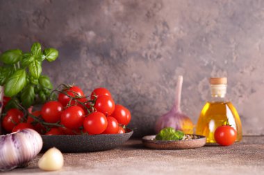 İtalyan yemekleri arka planda fesleğen, domates sarımsak.