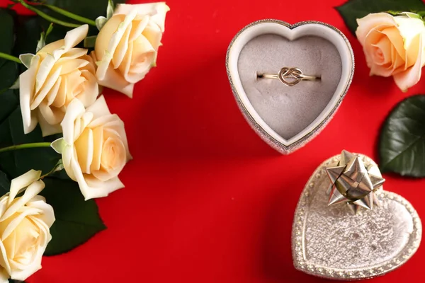情人节礼物 心形戒指和玫瑰 — 图库照片