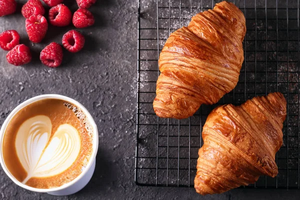 Frühstück Mit Frischen Croissants Und Kaffee — Stockfoto