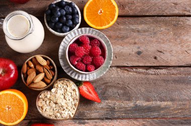 Meyve ve fındıklı sağlıklı kahvaltı.