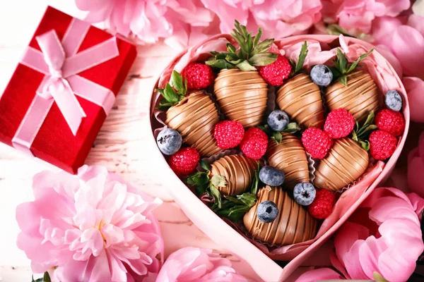 巧克力覆盖草莓作为礼物和食物 — 图库照片