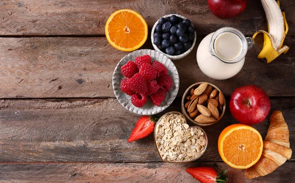 Gesundes Frühstück Mit Obst Und Nüssen — Stockfoto