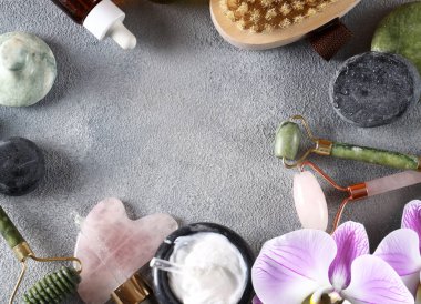 Spa konsepti gua sha masaj vücudu ve yüz bakımı